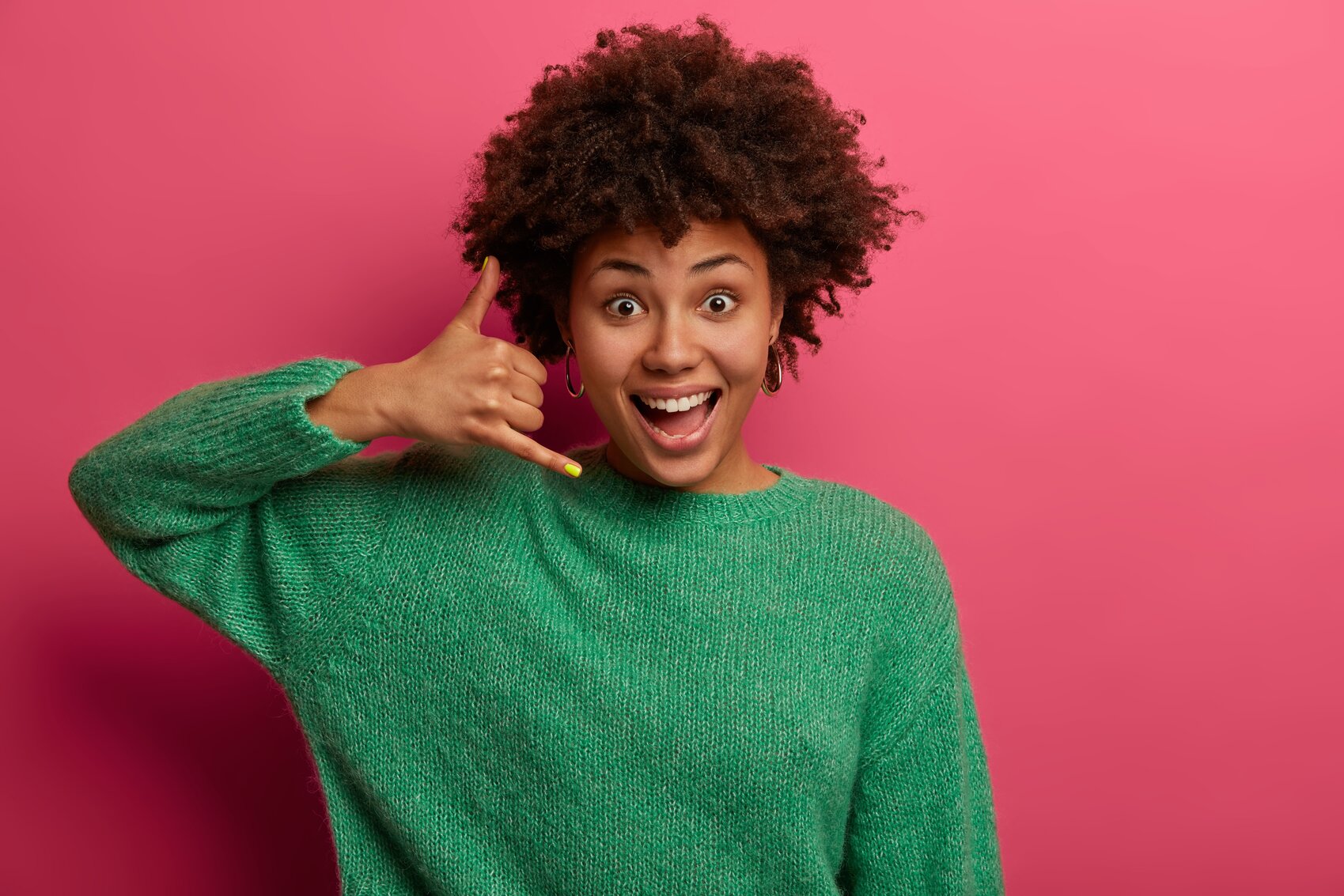 Femme qui sourit et fait signe de rappeler. Image libre de droit provenant de https://fr.freepik.com